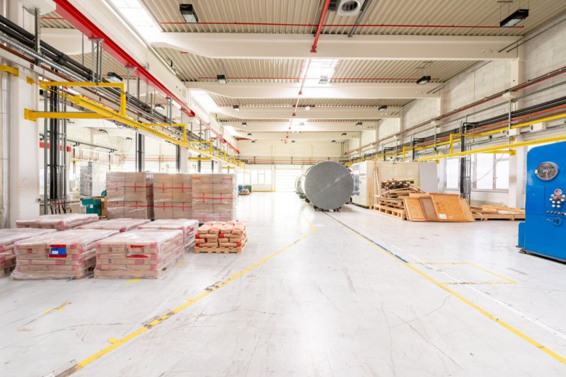 VARIABEL | 1.700m2 Produktions-, Lagerhalle in Gewerbepark zur MIETE