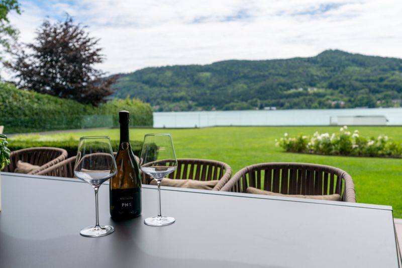 RESIDENZ am WÖRTHERSEE | Großzügiger Rückzugsort in Exklusivlage |  Bootsliegeplatz, Sauna und Beachclub