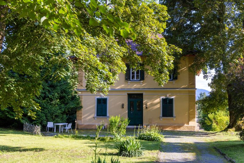 RUHELAGE | Stilvolle, laufend instandgehaltene Villa in VELDEN am Wörthersee mit ca. 4.300 m2 Bauland