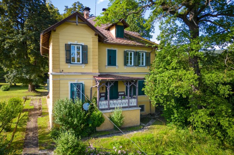 RUHELAGE | Stilvolle, laufend instandgehaltene Villa in VELDEN am Wörthersee mit ca. 4.300 m2 Bauland